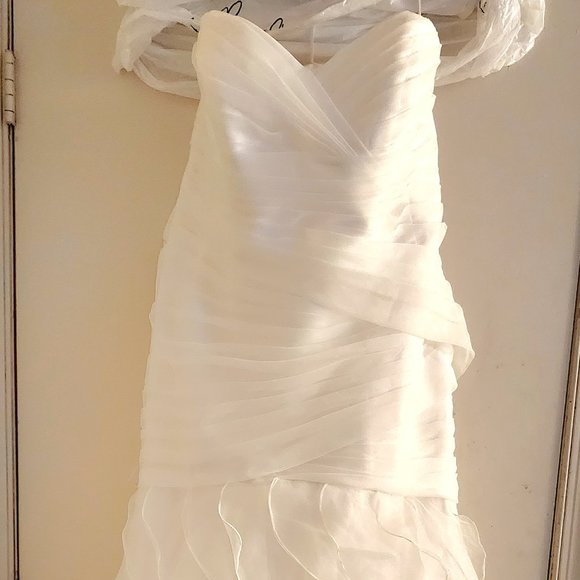 Gorgeous wedding dress, never worn!